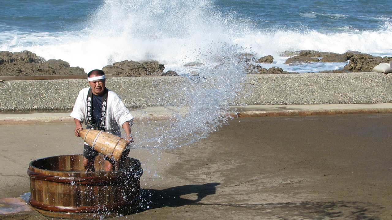 江戸から続く日本唯一の伝統・揚げ浜式製塩法。こだわりの塩を食卓に | 粋-iki-