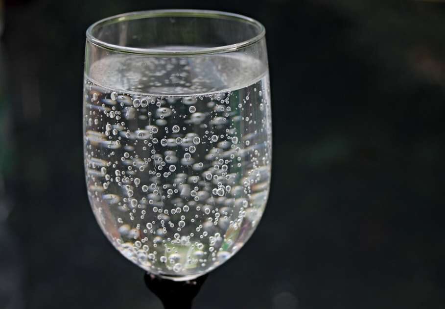 water-glass-2686973_960_720-909x630-8370199
